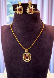 Beautiful short necklace with green stone