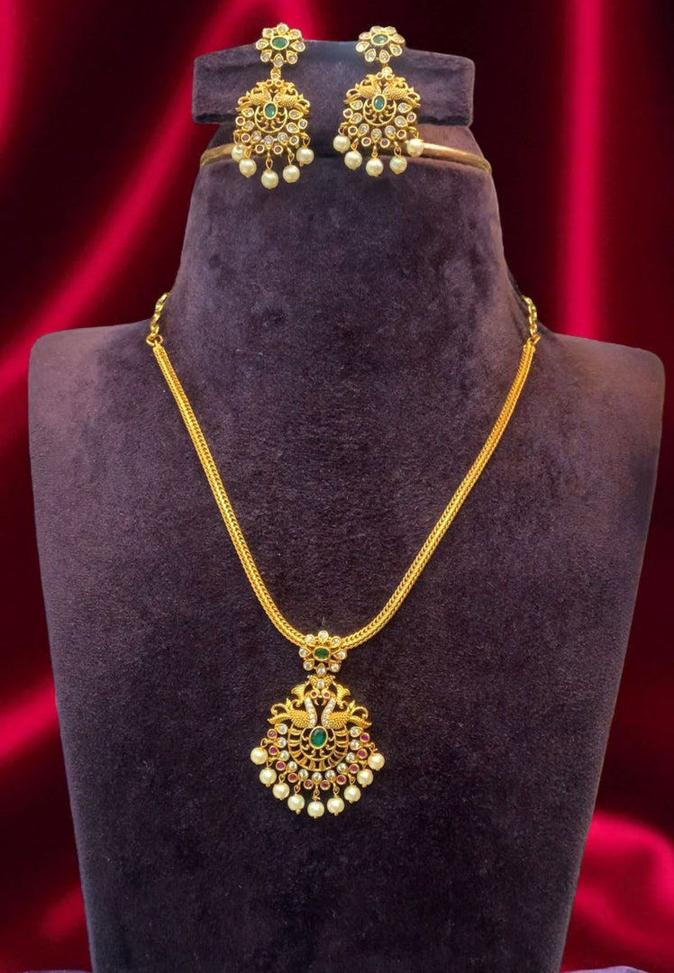 Beautiful short necklace with green stone