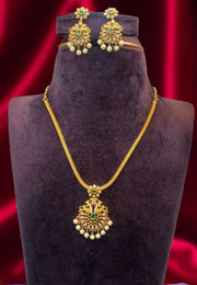 Beautiful short necklace with green stone