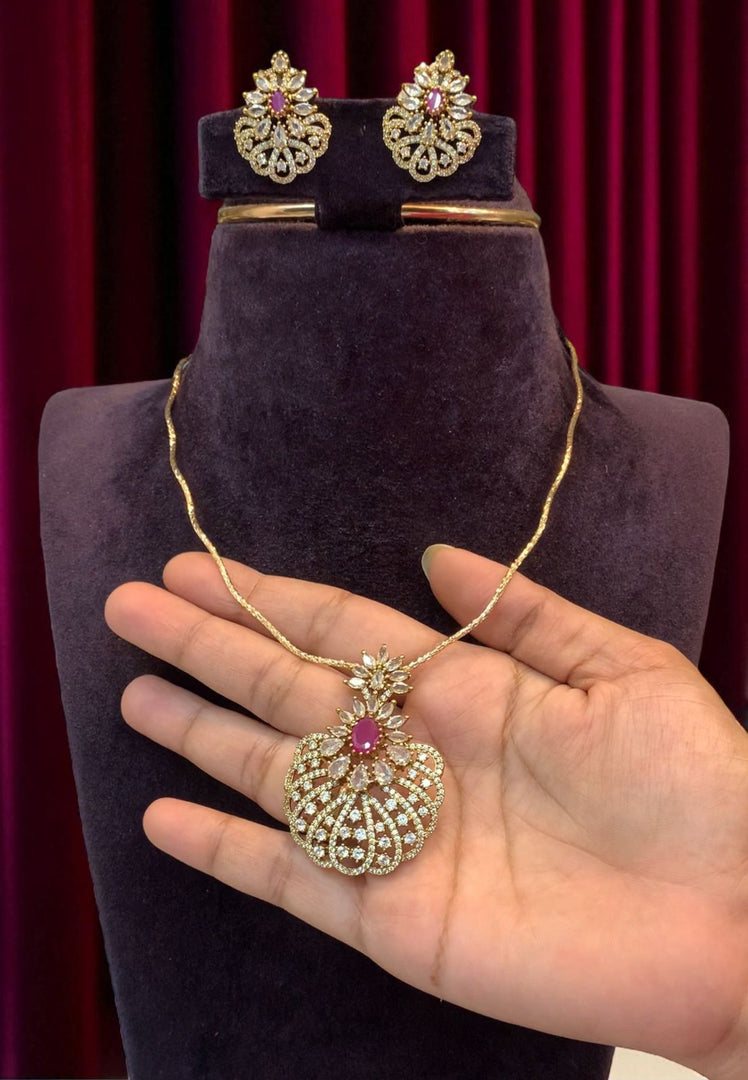 Beautiful short necklace with Victorian polish with pink stone