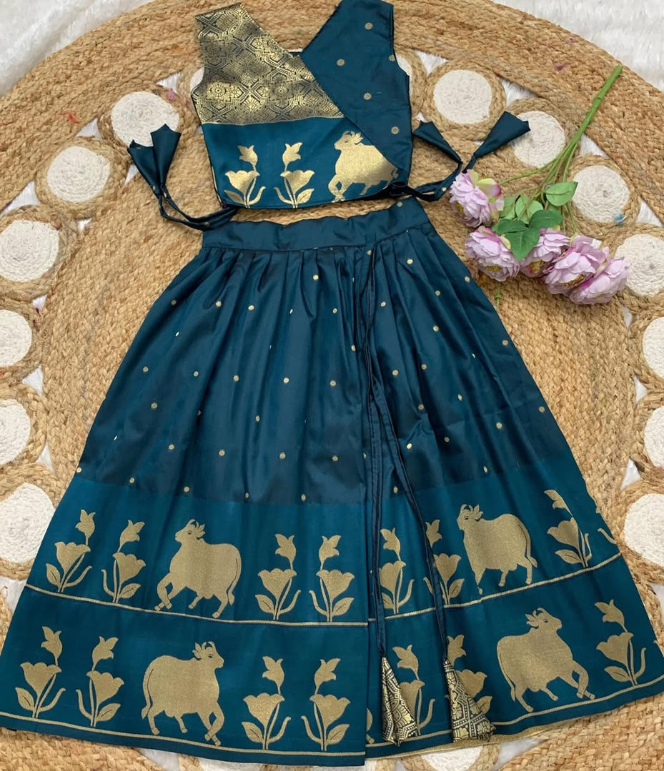 Lehenga*: Soft silk Fully stitched Banarasi design zari weaving work with full Inner 👚Blouse Fully stitched with zari weaving work