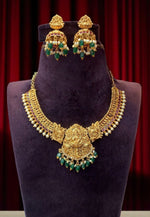 Load image into Gallery viewer, Beautiful short necklace with green and kundan stone
