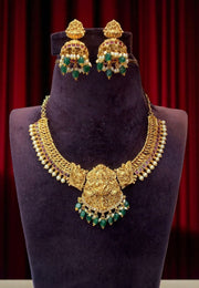 Beautiful short necklace with green and kundan stone
