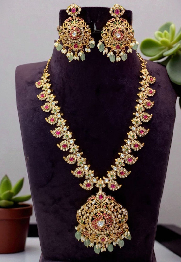 Beautiful short jadav kundan stone necklace without god Motive