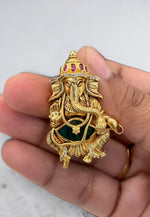 Load image into Gallery viewer, Beautiful pendant with green stone