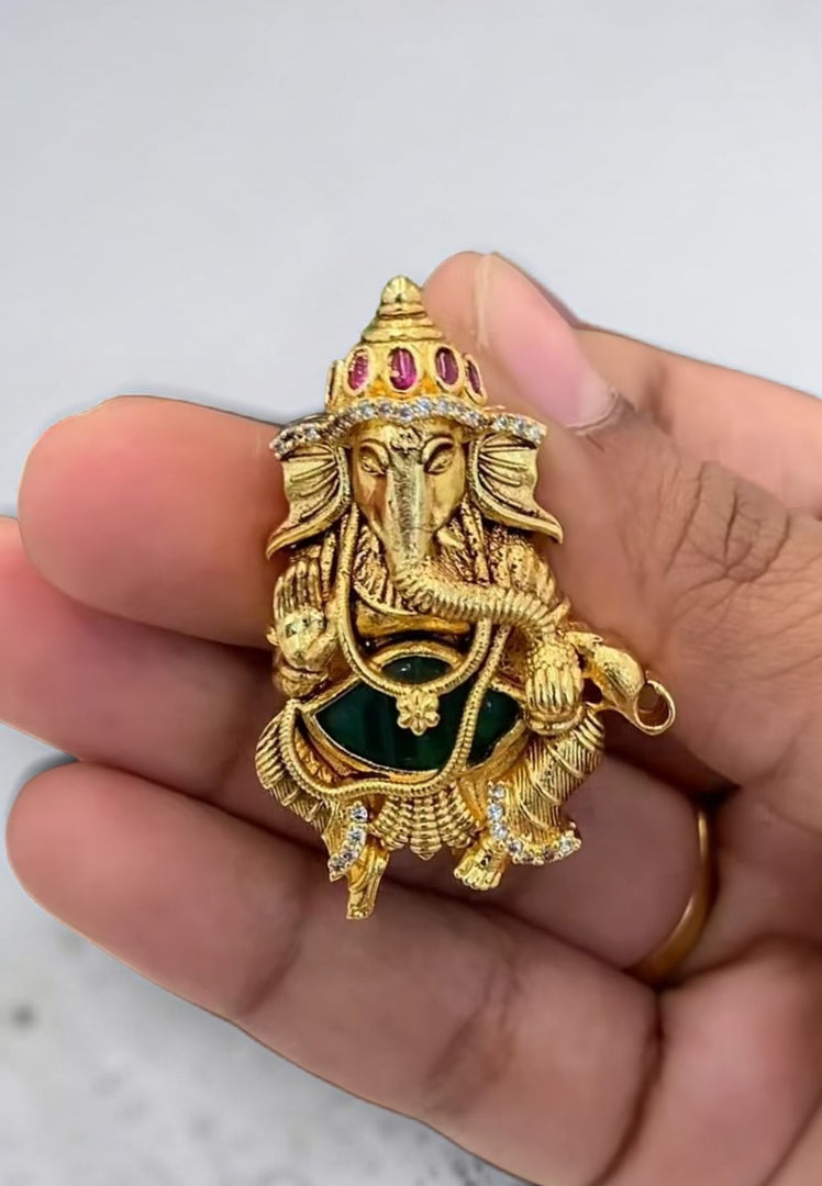 Beautiful pendant with green stone