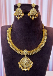 Beautiful short necklace with diamond replica