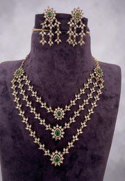 Traditional three layer short necklace with green stone