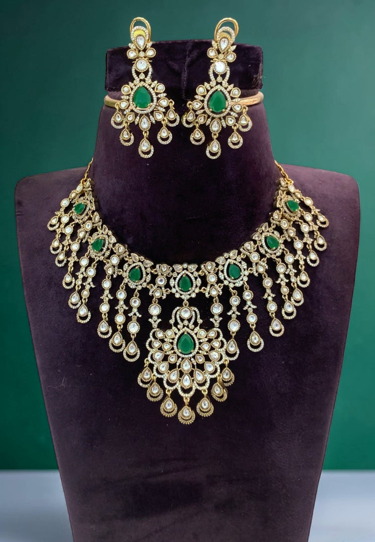 Stunning victorian polish short necklace with green stone