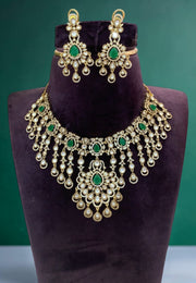 Stunning victorian polish short necklace with green stone