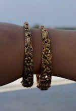Load image into Gallery viewer, Beautiful openable kada bangle with green stone