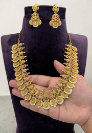 Traditional short necklace with bottumala design