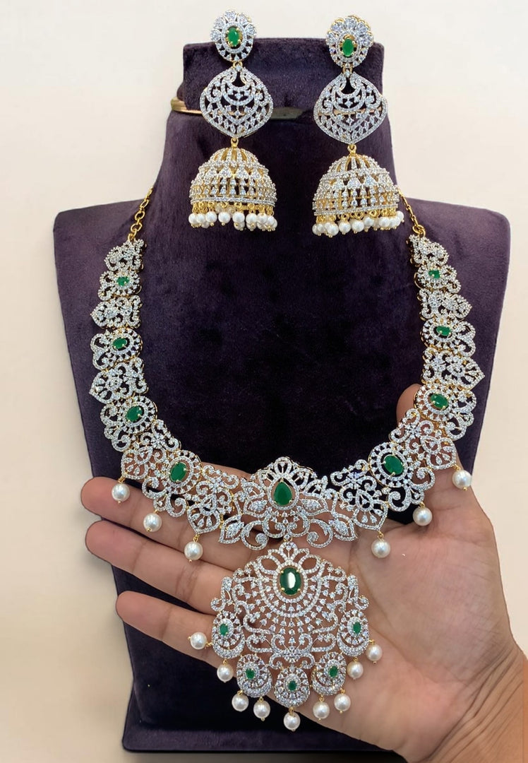 Stunning gj polish short necklace with green stone