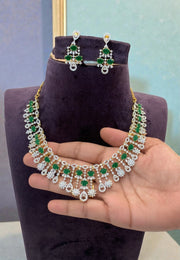 Beautiful gj polish short necklace with green stone