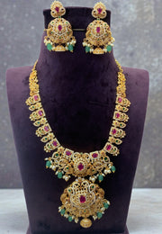 Beautiful short necklace with pink stone and green beads