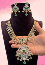 Load image into Gallery viewer, Stunning Gj polish short necklace with green stone
