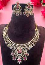 Load image into Gallery viewer, Stunning Gj polish short necklace with green stone
