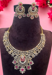 Stunning Gj polish short necklace with green stone