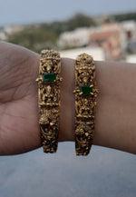 Load image into Gallery viewer, Beautiful openable kada bangle with green stone