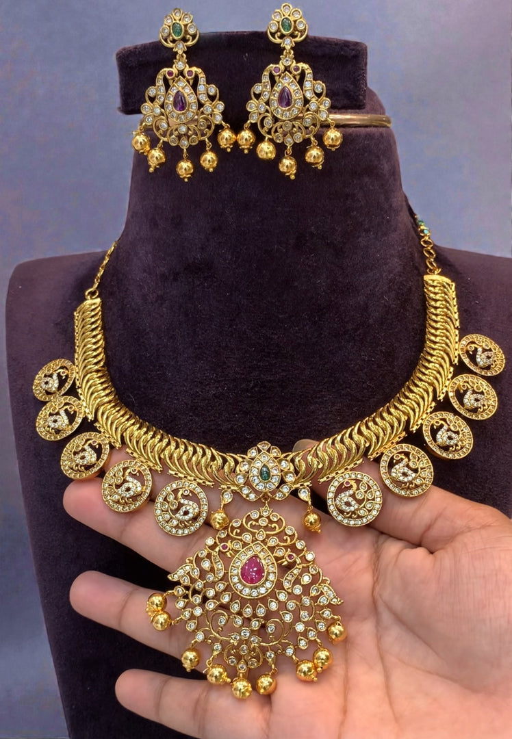 Beautiful short necklace with Jalebi pattern