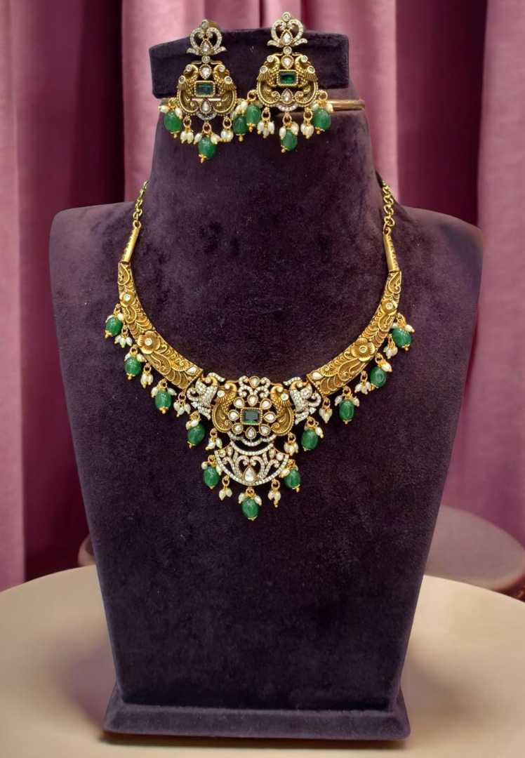 Beautiful short necklace with mahandi Victorian polish and green beeds