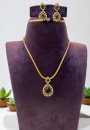 Beautiful short necklace with green stone
