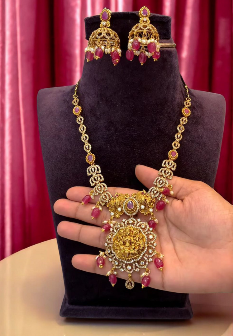 Beautiful short necklace with ruby coloured stones