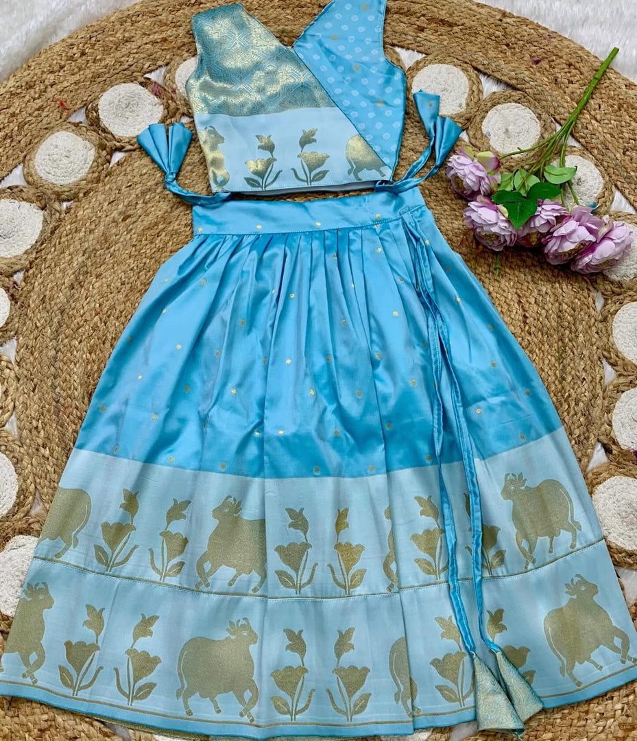 Lehenga*: Soft silk Fully stitched Banarasi design zari weaving work with full Inner 👚Blouse Fully stitched with zari weaving work