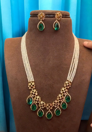 Stunning short necklace with green stones