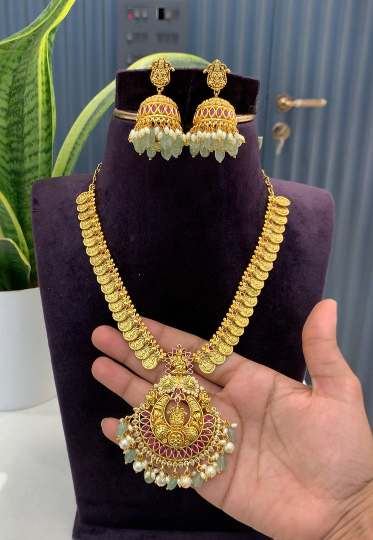 Beautiful short necklace with bottumala design