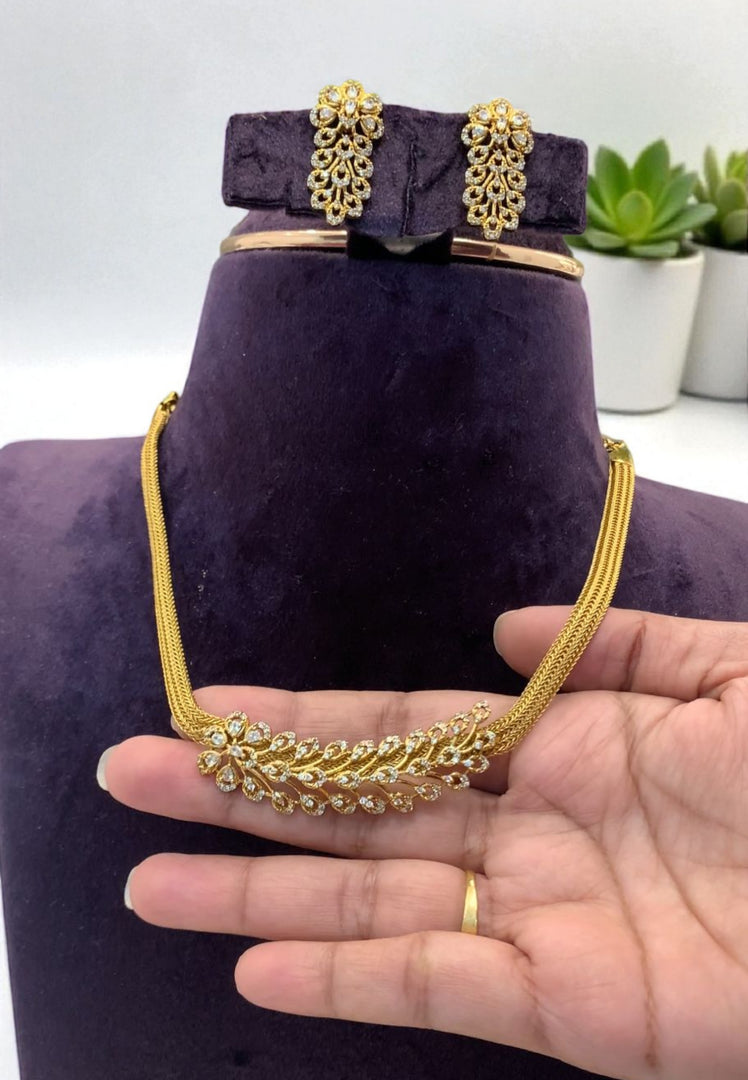 Beautiful short necklace with antique finishing