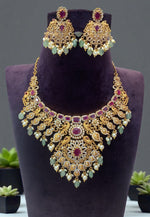 Load image into Gallery viewer, Beautiful short necklace with pink stone and green beads
