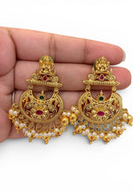 Load image into Gallery viewer, Traditional earrings with gold balls