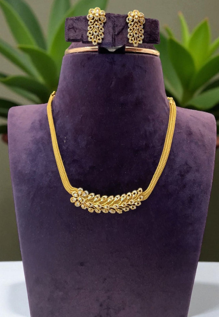 Beautiful short necklace with antique finishing