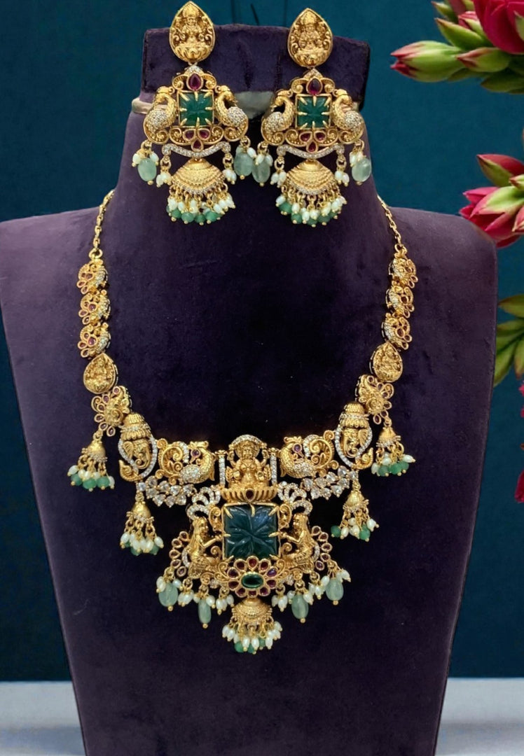 Traditional short necklace with green stone