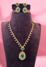 Load image into Gallery viewer, Simple diamond replica short necklace with green stone - Victorian polish
