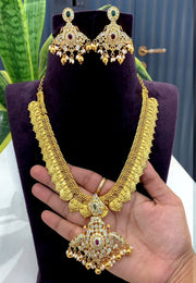 Traditional short necklace with detachable pendant