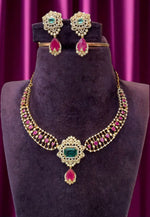 Load image into Gallery viewer, Beautiful short necklace with ruby and green combination
