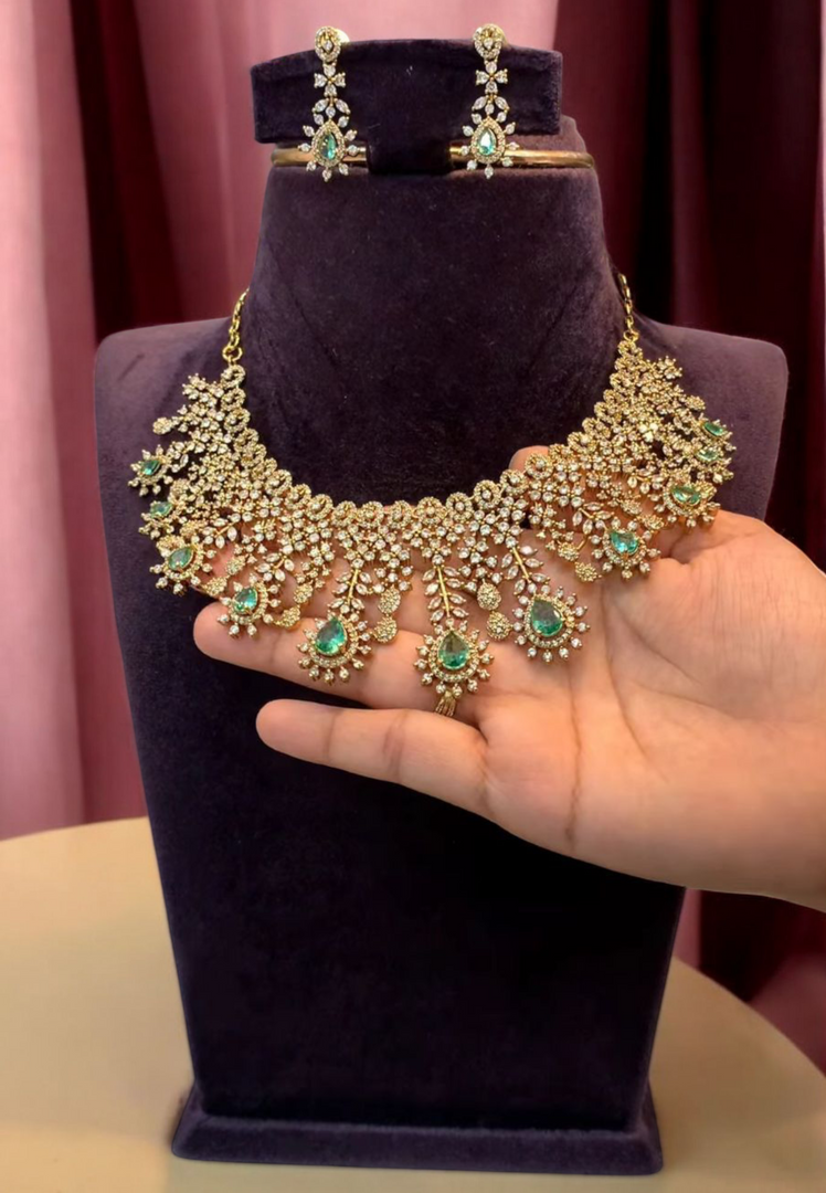 Beautiful short necklace with green stone