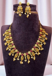 Traditional short necklace with green and pink stone