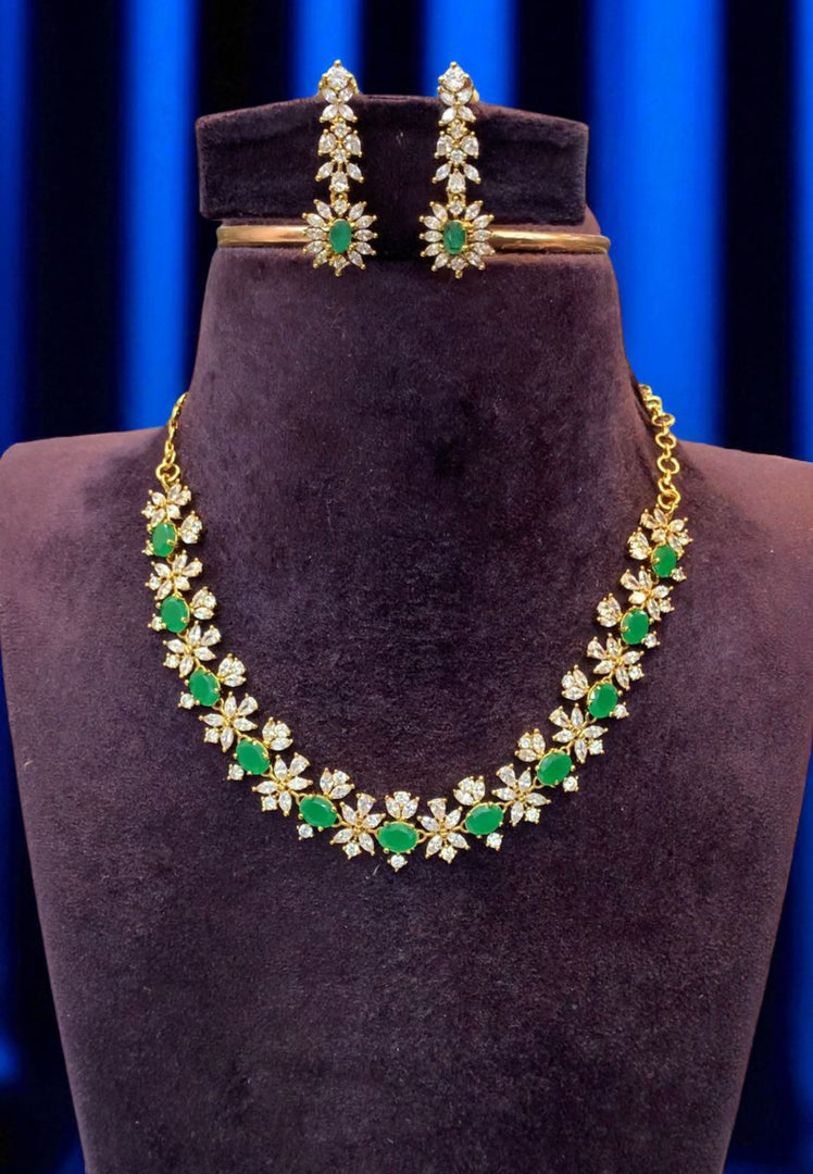 Beautiful short necklace with green stone and Victorian polish