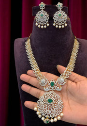 Beautiful gj polish short necklace with green stone