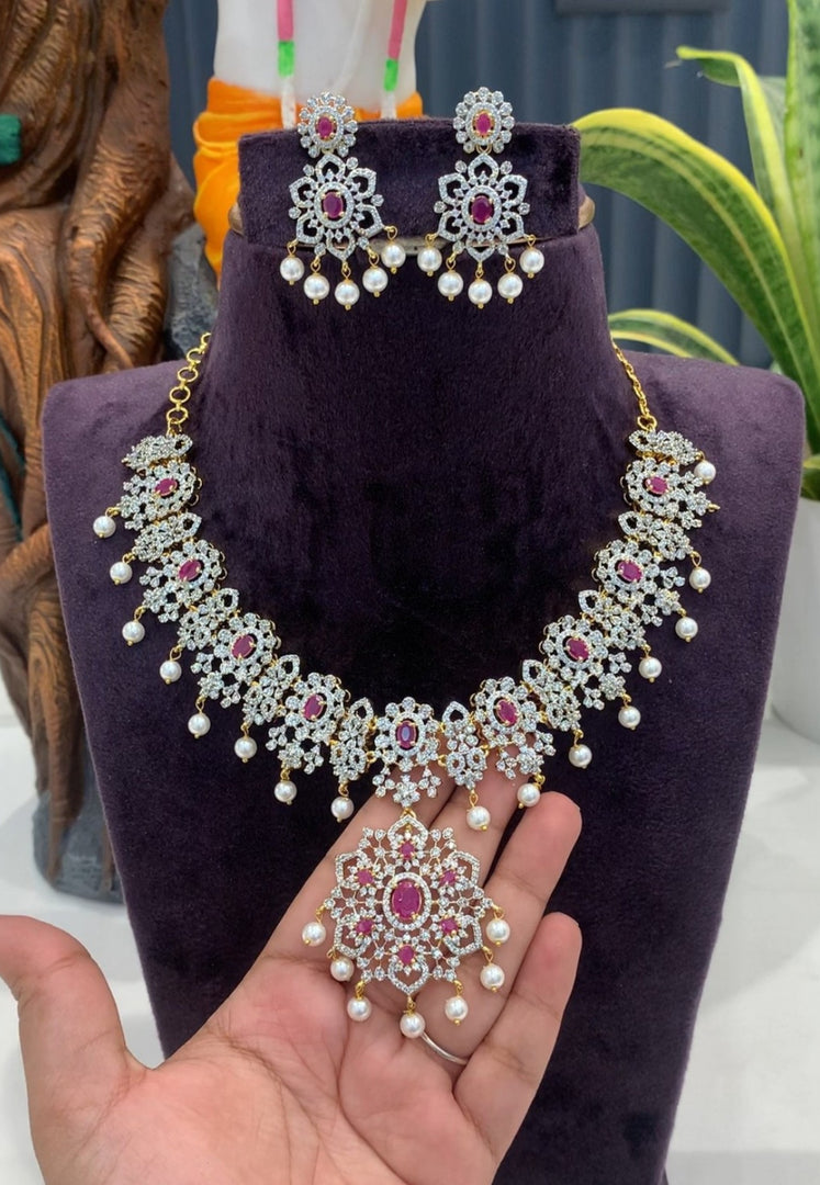 Beautiful gj polish short necklace with green stone