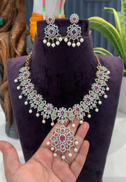 Beautiful gj polish short necklace with green stone