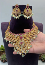 Load image into Gallery viewer, Beautiful short necklace with pink stone and green beads
