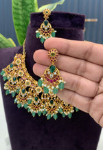 Load image into Gallery viewer, Beautiful short necklace with green beads