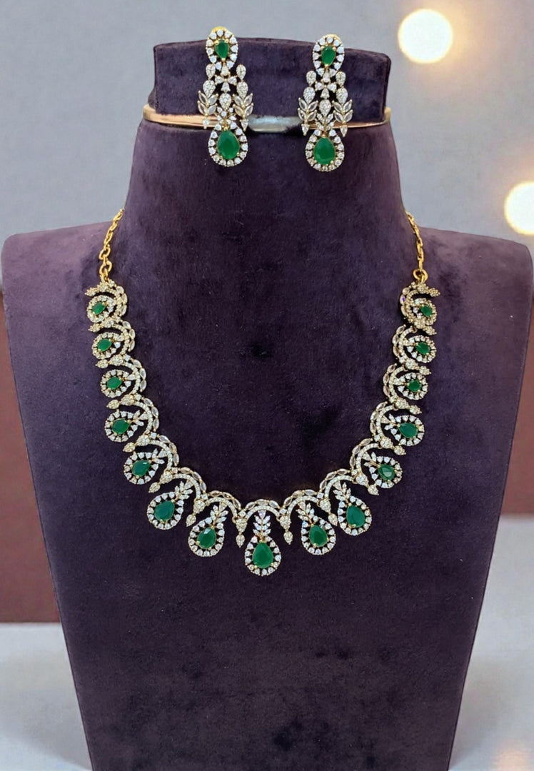 Beautiful victorian polish short necklace with green stone