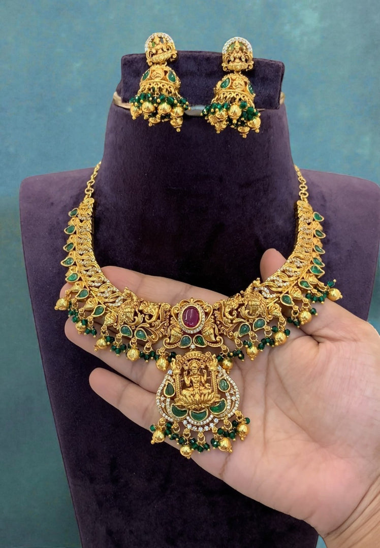 Traditional short necklace with green and pink stone