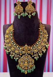 Beautiful short necklace with green stone and guttapusalu hangings