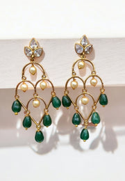Stunning earrings with green stone and pearls beads with uncut stone